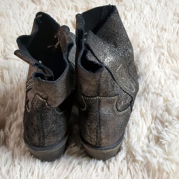 Charles by Charles David Silver Metallic Leather Booties Size 5 - Picture 5 of 9